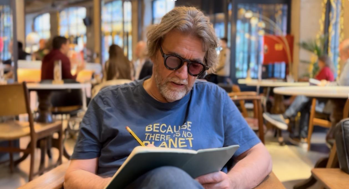 Dr. Javier Ruiz escribiendo